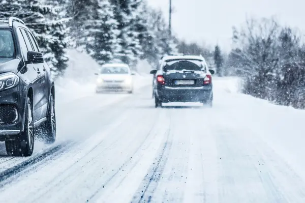 Vairavimo instruktorius apie chaosą keliuose žiemą: „Mes nepamirštame, kaip vairuoti – mes to nemokame“