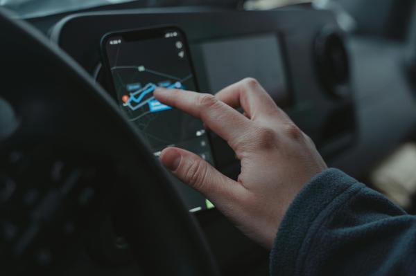 Pasiteisinimai nepadeda: antrąkart pagauti su telefonais net 600 vairuotojų netenka teisės vairuoti