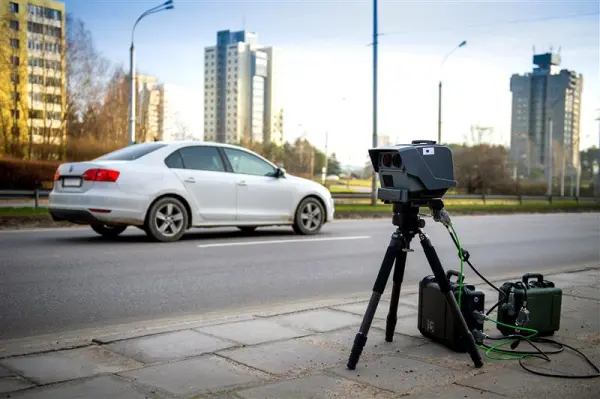 Vėluoju, gimdau, turiu pavedžioti šunį – kas pateisina greičio viršijimą?